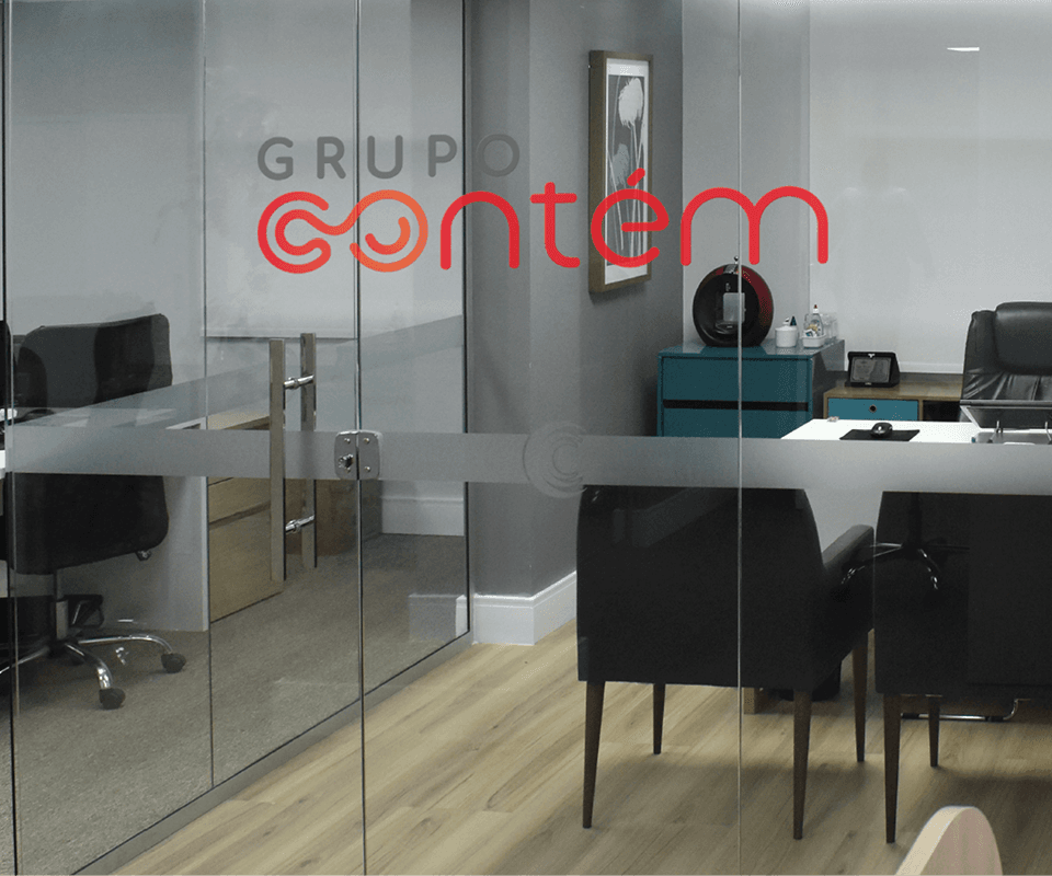 Recepção da matriz do Grupo Contém, com a marca aplicada na porta de vidro.